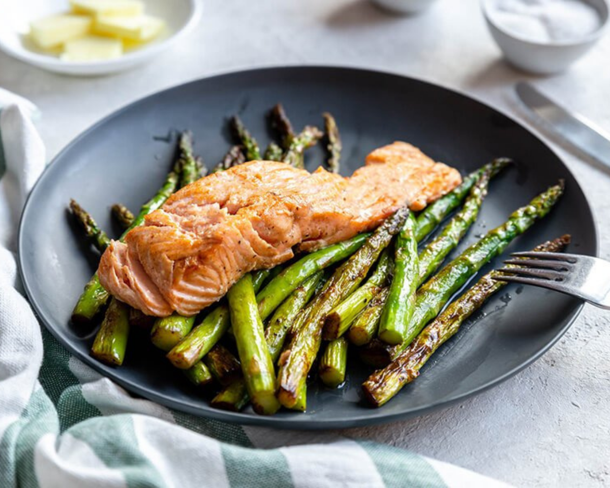 Keto Salmon with Asparagus: A Quickfire Dinner Recipe!